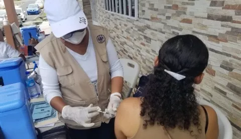 Se aplican decenas de vacunas contra el Sarampión en Colón
