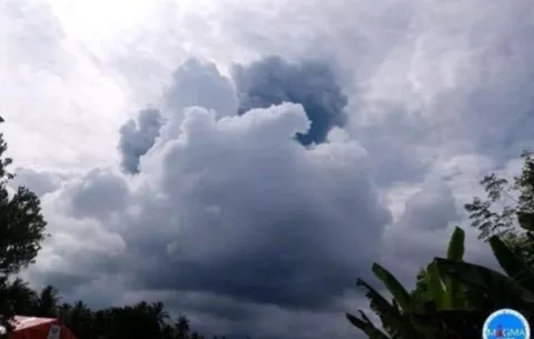 Alerta máxima en Indonesia por erupción del volcán Ibu