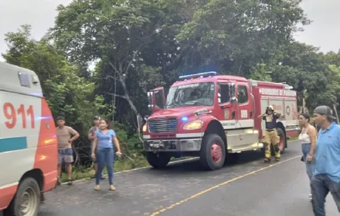 Un muerto y un herido al caer una grúa y un camión a un barranco