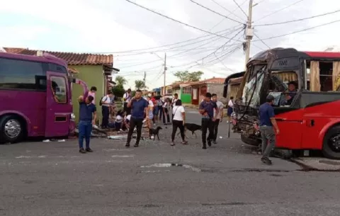 Arraiján: Choque entre dos buses tipo nevera deja unos 15 heridos