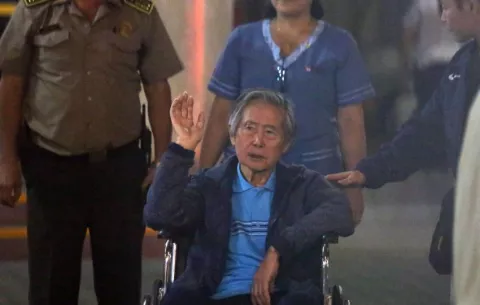 Alberto Fujimori permanece estable tras ingresar a una UCI