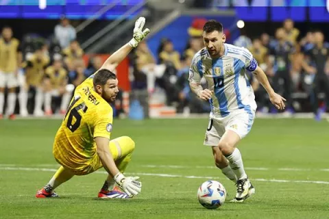Julián y Lautaro prolongan la felicidad de Argentina y Messi