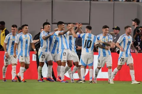 Argentina vence a Chile y avanza a cuartos de final