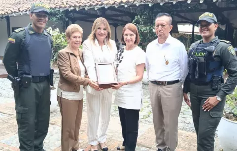  Reciben en Colombia la banda presidencial que usará José Raúl Mulino