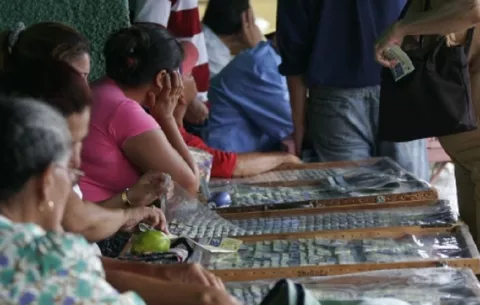 Billeteros, afectados por lotería clandestina y electrónica