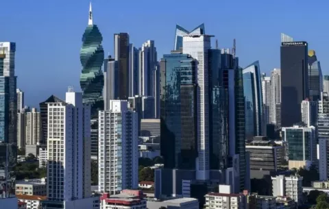 Panamá está obligada  a buscar estrategias para reducir su elevada deuda