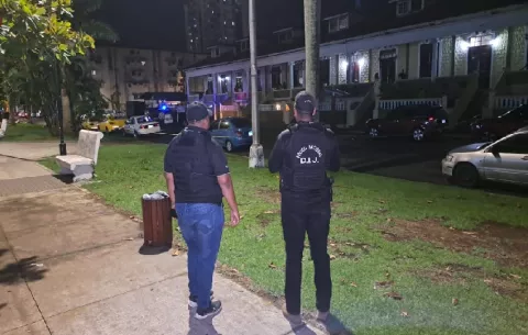 Pistolero acaba con la vida de un colombiano en una de las calles de Colón