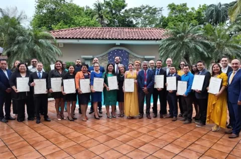 Docentes se preparan para ofrecer una mejor enseñanza de la física 
