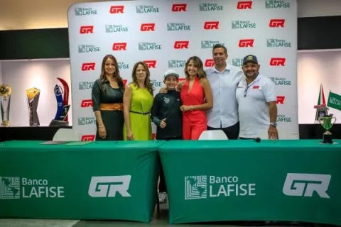 Panameño Rousseau recibe un 'espaldarazo'  para su carrera automovílistica