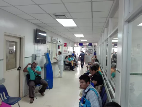 Pacientes de hemodiálisis se reúnen con autoridades