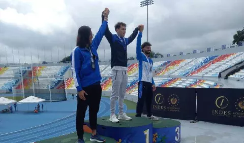 Jaime Escobar gana oro en salto alto en El Salvador