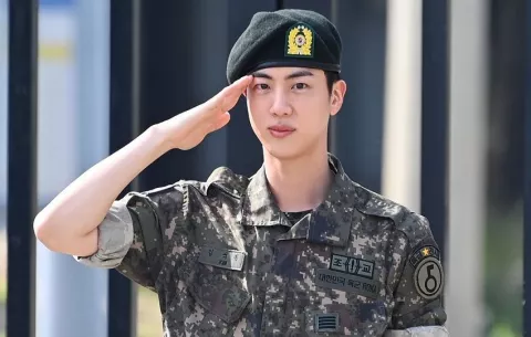 Jin, el primer miembro de BTS en completar el servicio militar