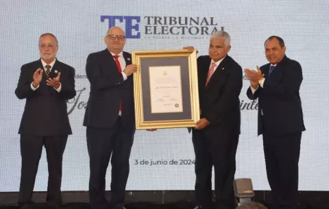  José Raúl Mulino recibe credenciales: 'Llevaré al país a puerto seguro'