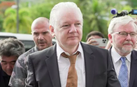  Assange se declara culpable como parte de un acuerdo con EE.UU.