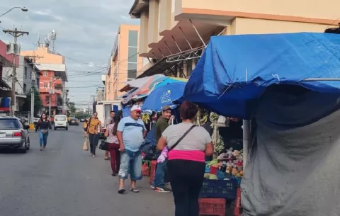Proliferación de vendedores ambulantes afectan a los arrendatarios de los mercados