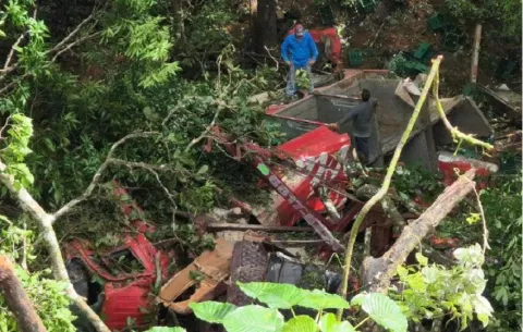Extraen camión y grúa que cayeron al vacío en  Los Santos
