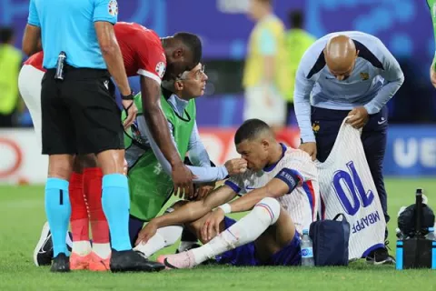 Mbappé se fractura la nariz y jugará con máscara en Eurocopa