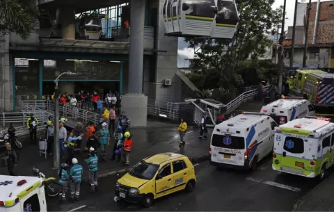 Aparatoso accidente en metrocable de Medellín deja un muerto