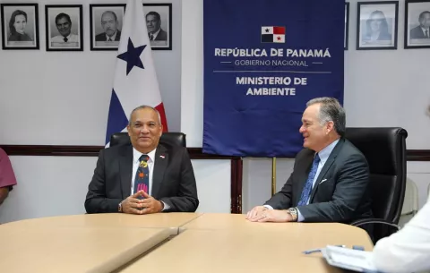 Navarro revisa uno por uno los portafolios de MiAmbiente