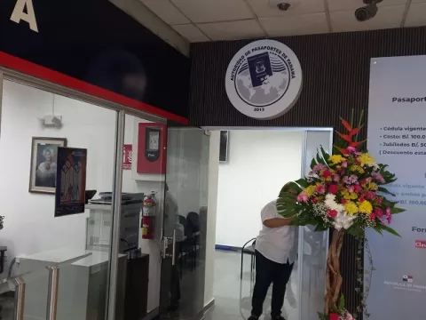 Agencia de pasaportes en el aeropuerto imprimirá el documento