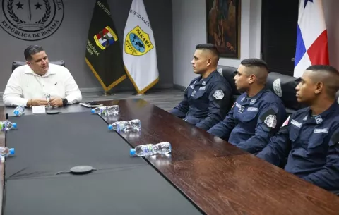 Policías que rescataron a afectados por deslave reciben reconocimiento