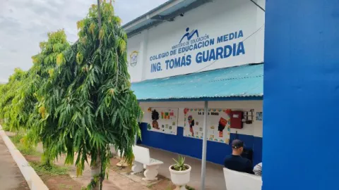 Empresa constructora deja sin agua y electricidad a escuela