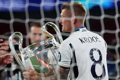 Toni Kroos se despide del Real Madrid levantando la 15