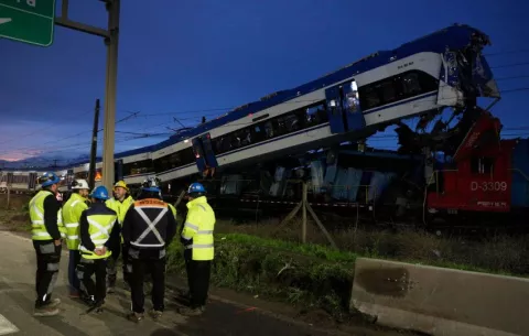 Dos muertos en un choque de trenes en la capital de Chile
