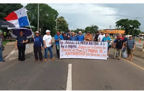 Policías cierran vía Interamericana, ¡exigen dineros adeudados!