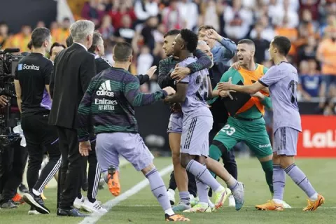 Condenan a tres por insultos racistas contra Vinicius Junior