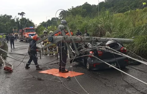 Tendido eléctrico cae sobre auto en Loma Cová, tras lluvias