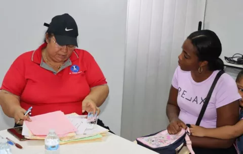 Miviot da seguimiento a trámites de familias de Ciudad Esperanza