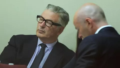 ¡Se desestimó el caso! Alec Baldwin rompió en llanto