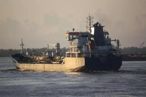 Almacenaje flotante de combustible: el último negocio que armó Araúz en la AMP