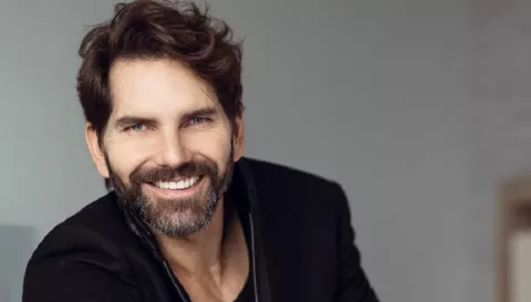 Arap Bethke será presentador en la antesala de Premios Juventud