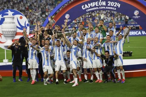 Argentina retiene la Copa América  y llega al 'triplete'