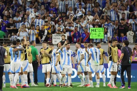 Argentina sufre ante Ecuador, pero pasa a semifinales en los penales