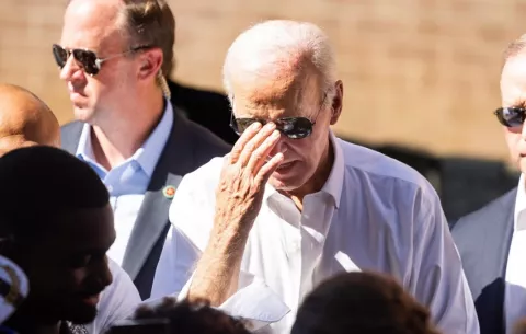 Hasta 10 congresistas demócratas presionan a Biden para que abandone