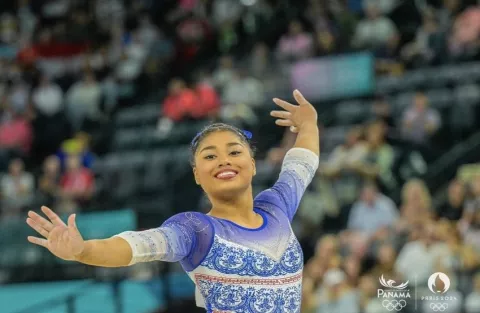 Simone Biles, maravillada con el leotardo de Hillary Heron