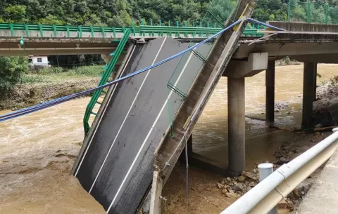 Colapso de un puente en China ha dejado al menos 11 muertos