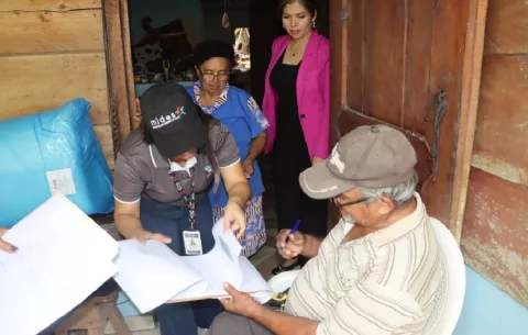 Adultos mayores afectados por sismo en Chiriquí reciben ayuda 