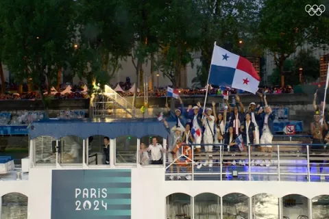 Panameños realizan su recorrido por el  río Sena en los Juegos París 2024