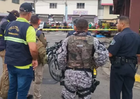 Abogado y una mujer detenidos en Santiago  por estafa  
