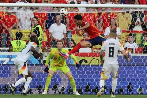 España derriba el muro alemán y avanza a semifinales
