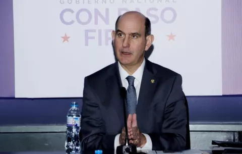Ministro del MEF anuncia plan de contención del gasto por $1,387 millones