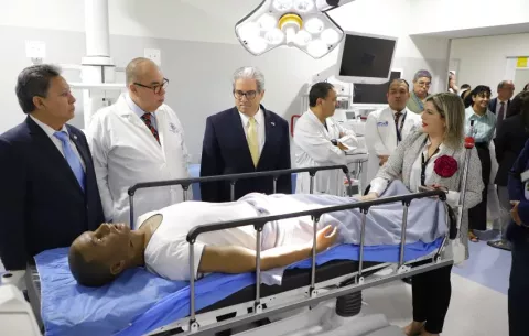 Ministro destaca organización y tecnología del Hospital de Cancerología