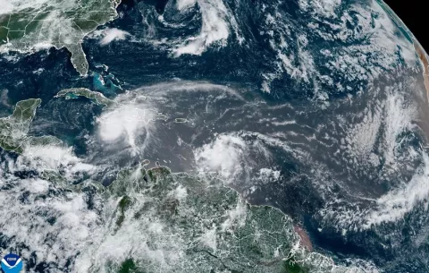 Beryl llega a Gran Caimán como huracán 3 y va luego a México