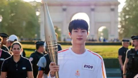 Jin, de BTS, iluminó París llevando la llama olímpica