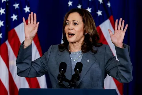 Harris recibe importantes apoyos a su candidatura, mientras otros callan 
