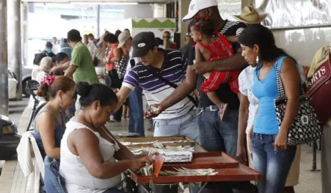 Comerciantes asiáticos se imponen a billeteros